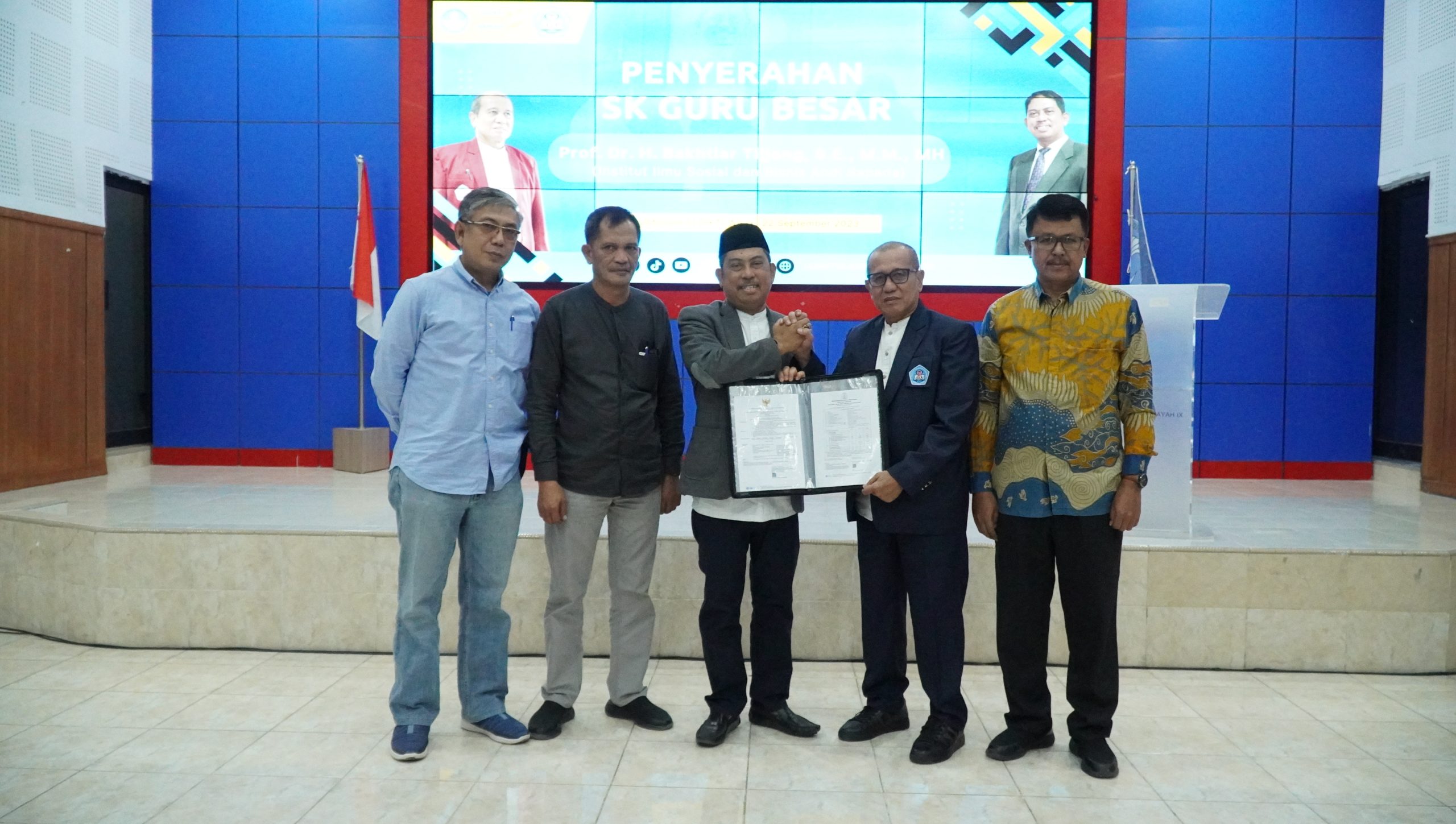Read more about the article Kepala LLDikti Wilayah IX serahkan SK Guru Besar Rektor Institut Ilmu Sosial dan Bisnis Andi Sapada